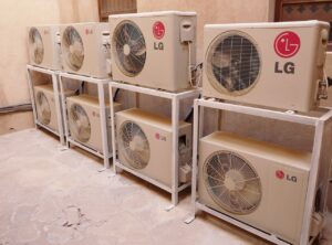 Rodzaje instalacji klimatyzacji: Przegląd różnych metod instalacji klimatyzacji, takich jak centralna, split, multisplit itp.
