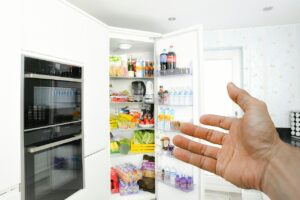 8 sprytnych wskazówek, dzięki którym używanie lodówki będzie bardziej efektywne