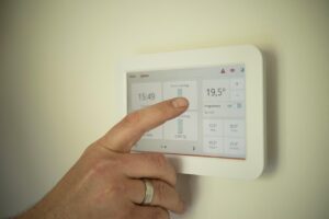 Klimatyzacja i systemy bezpieczeństwa w budynkach inteligentnych: Integracja dla zapewnienia komfortu i ochrony