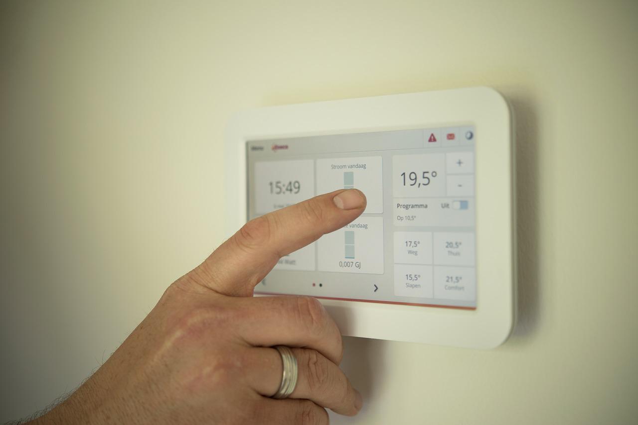 Etapy instalacji klimatyzacji: Omówienie kolejnych etapów procesu instalacji klimatyzacji w budynku.