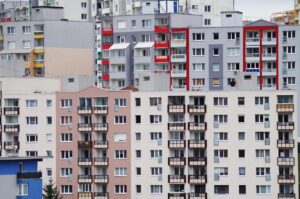 Zakup mieszkania z rynku pierwotnego krok po kroku: od weryfikacji dewelopera po odbiór techniczny i akt notarialny